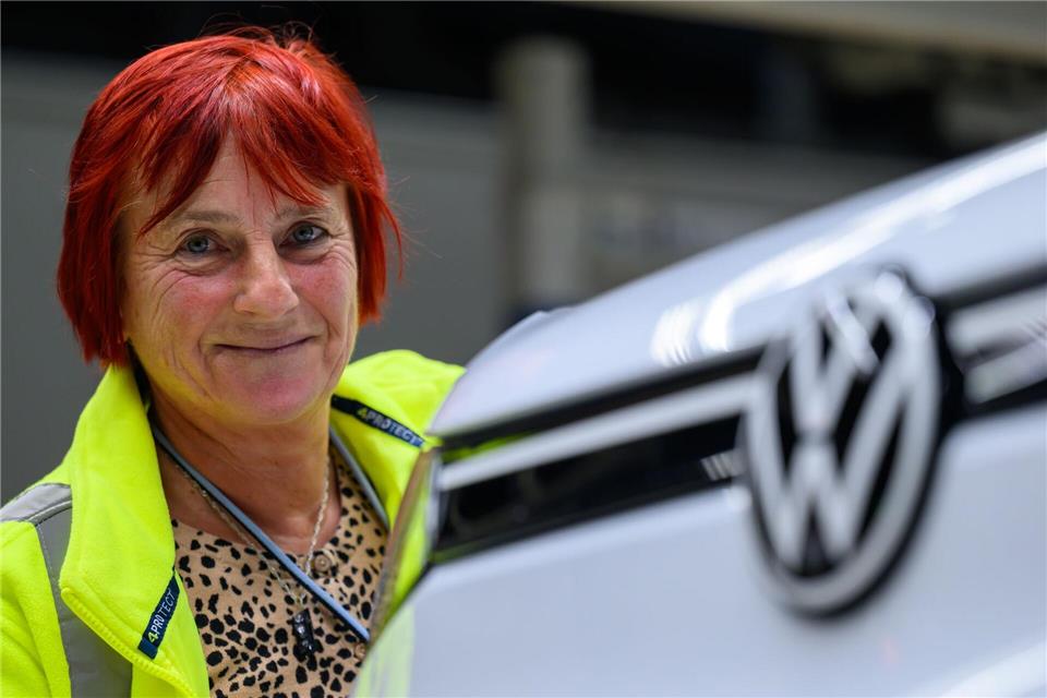 Silke Novotny ist seit 35 Jahren im Zwickauer Volkswagen Werk dabei. „Es muss hier weitergehen“, ist sie überzeugt.Hendrik Schmidt/dpa