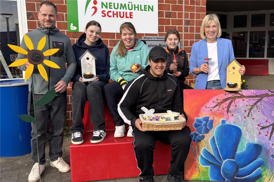 Silke Nürnberg (rechts) und Daniel Lösing (links) freuen sich mit Schülern der Töpfer-Werkstatt auf den Frühlingsmarkt.
