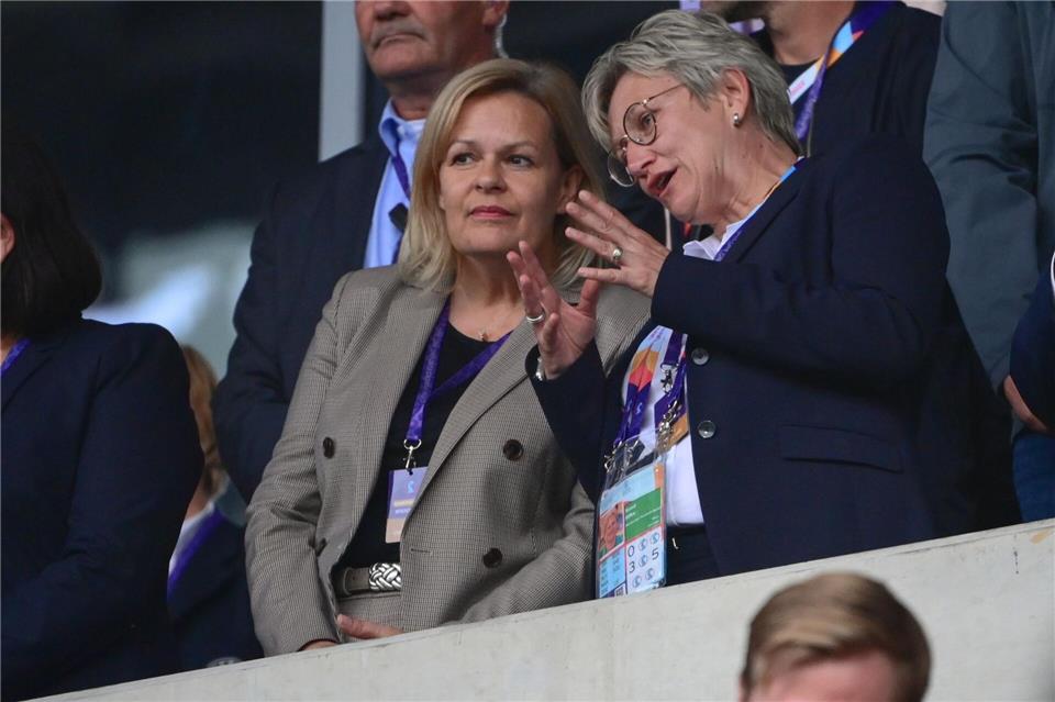 Silke Raml (r) ist Kandidatin für einen Platz im DFB-Präsidium.Sebastian Gollnow/dpa