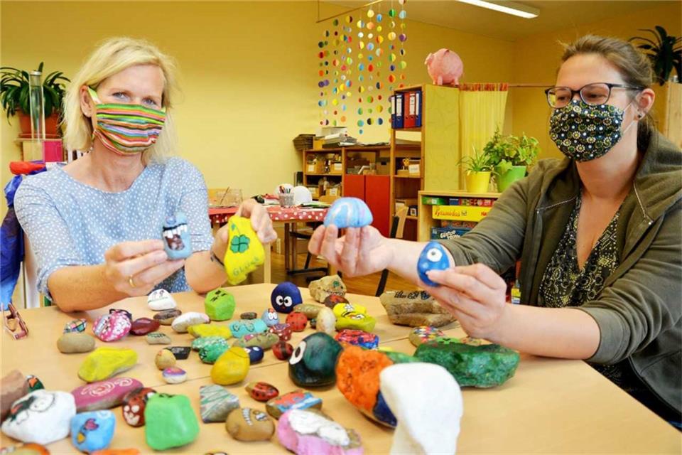 Silke Suschanek-Kalfhues und Dorothee Angrick (links) zeigen einige der Steine, die die Kinder bemalt haben.