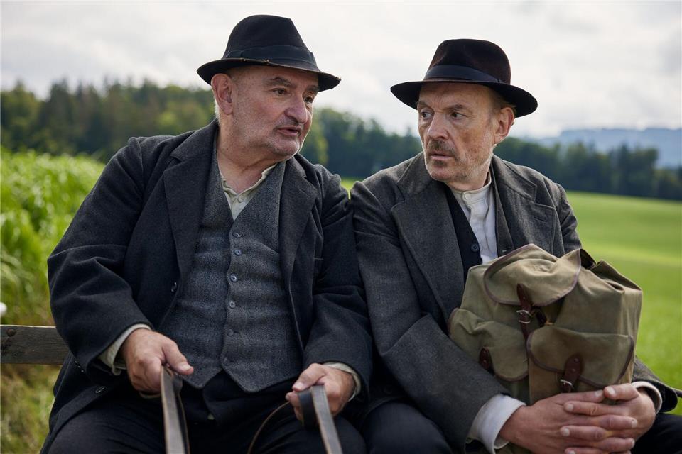 Silvan Heingeiger (Sigi Zimmerschied, l.) nimmt den Schuster Julius Kraus (Josef Hader) mit seiner Kutsche mit zum Leder kaufen in einer Szene des Fernsehzweiteilers „Sturm kommt auf“.Fabio Eppensteiner/ZDF/dpa