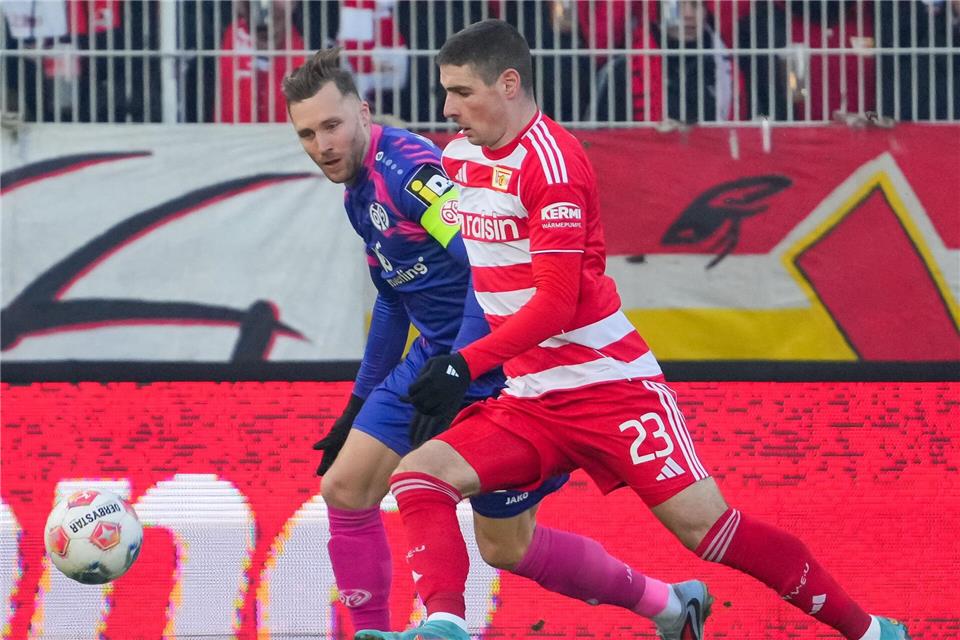 Silvan Widmer (l.) und Andrej Ilic (r.) kämpfen um den Ball. Soeren Stache/dpa