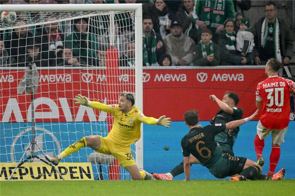 FC Bayern dominiert Topspiel - Gladbach gewinnt erstmals Silvan Widmer trifft zur Mainzer Führung.Torsten Silz/dpa