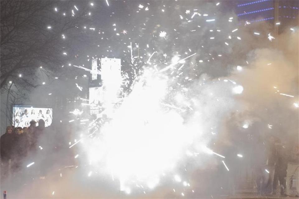 Silvester 2019 in Berlin: Böller und Raketen steigen in die Luft. Foto: Paul Zinken/dpa