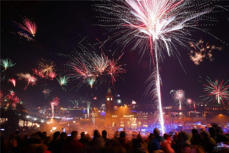 Silvester an den Landungsbrücken in Hamburg. (Archivbild)Christian Charisius/dpa