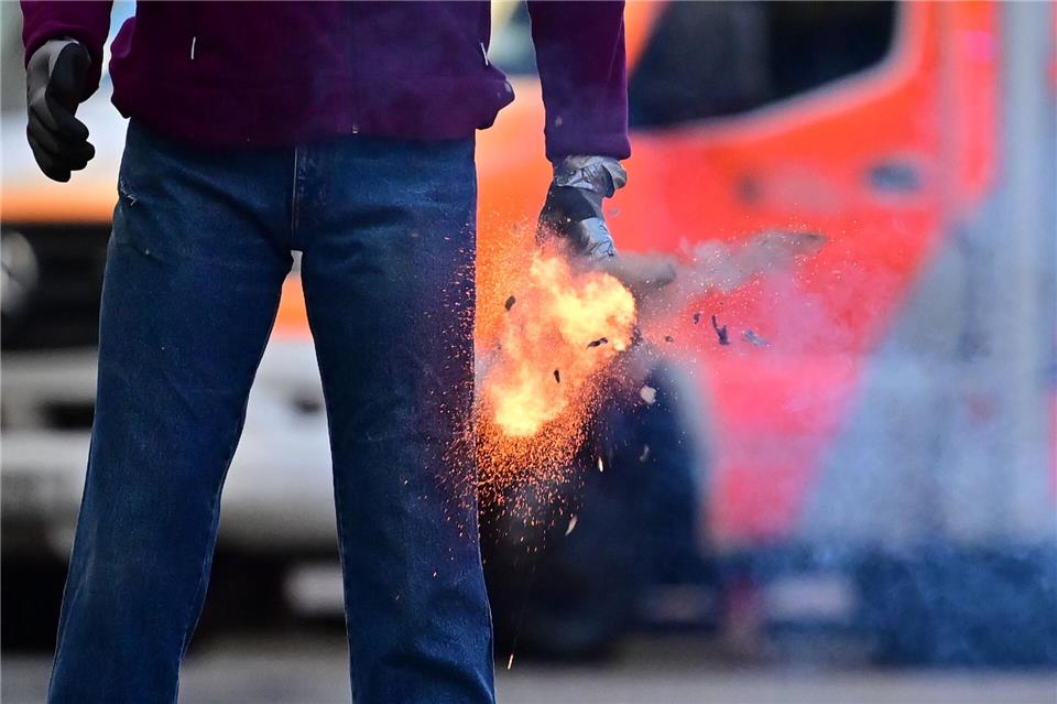 Silvester bedeutet für die Berliner Feuerwehr die größte Herausforderung des Jahres. Sebastian Christoph Gollnow/dpa