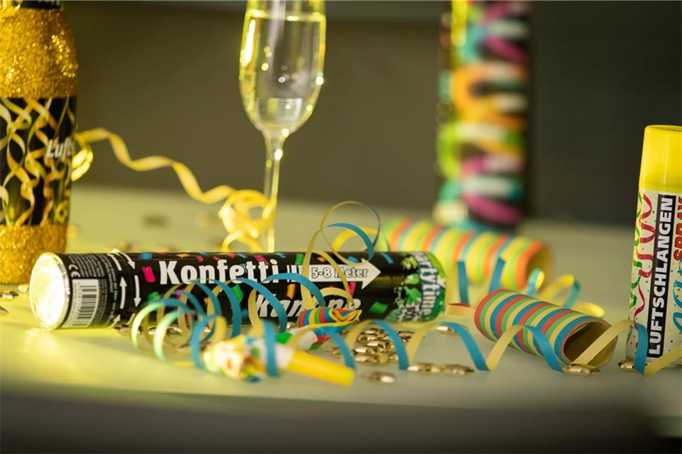 2024 kann kommen: Deutschland und die Welt feiern Silvester Silvesterartikel liegen auf einem geschmückten Tisch.