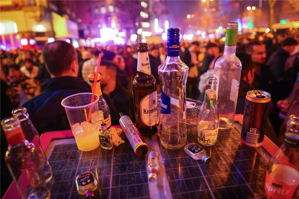 Silvesternächte sind oft von alkohollastig. (Archivbild)Christian Charisius/dpa