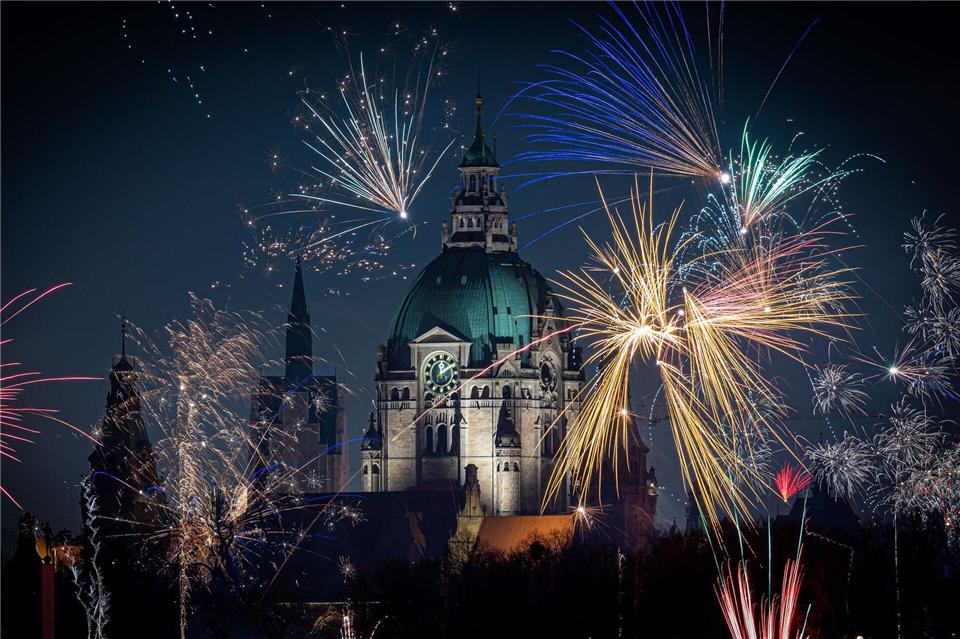 Silvesterraketen gehören zum Jahreswechsel dazu – in privaten Händen können sie aber gefährlich sein. (Archivbild)Moritz Frankenberg/dpa