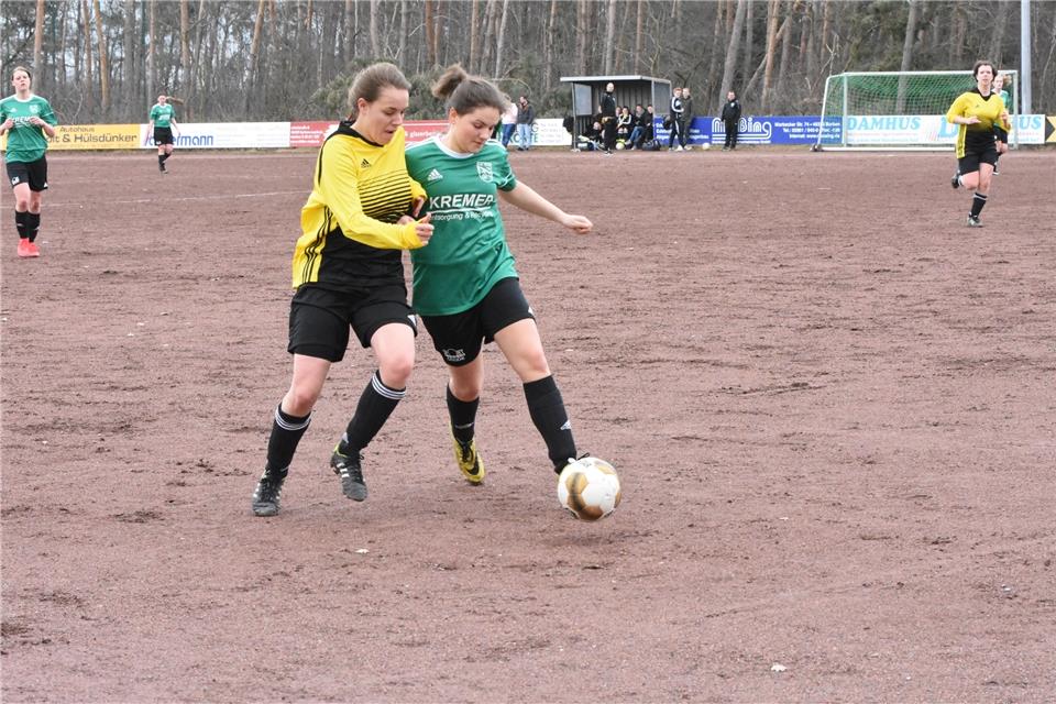 Silvia Damm (FC Marbeck III, links) kommt hier gegen die Velenerin Anna Trammer einen Schritt zu spät.
