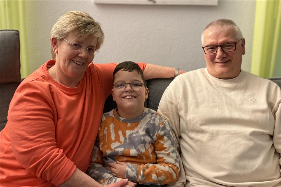 Silvia und Dieter Adam mit ihrem Pflegekind Paul Adam. Die Familie hofft, mithilfe von Spenden eine weitere Delfintherapie realisieren zu können.