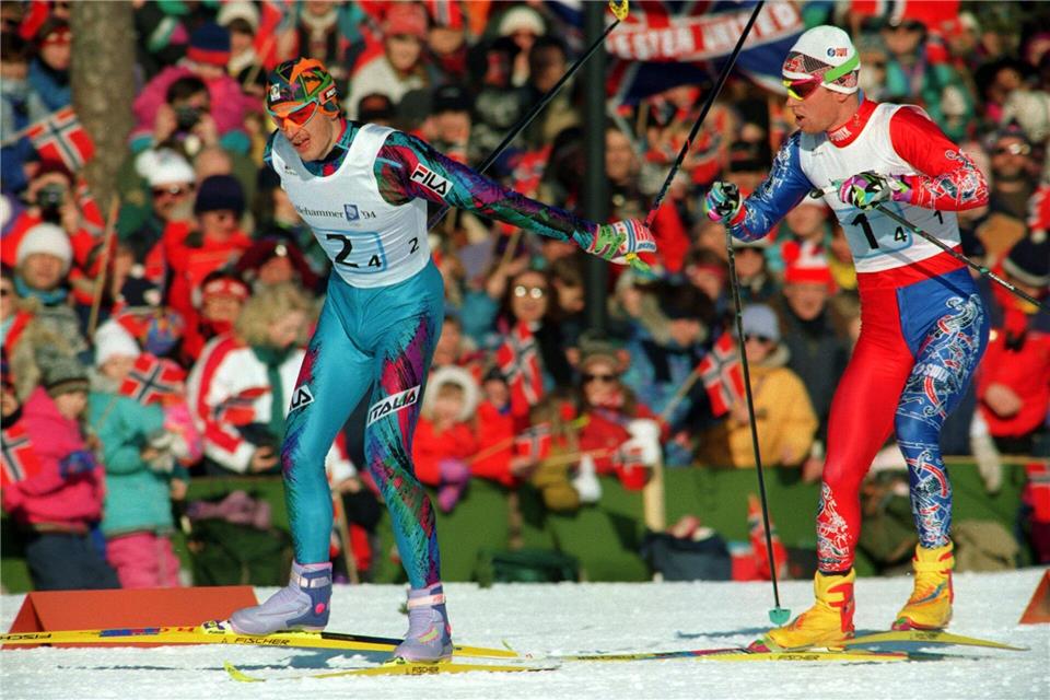 Silvio Fauner (links) sorgt als Schlussläufer der italienischen Langläufer gegen Norwegens Superstar Björn Dählie für die große Gold-Sensation bei Olympia 1994 in Lillehammer. (Archivbild)picture-alliance / dpa