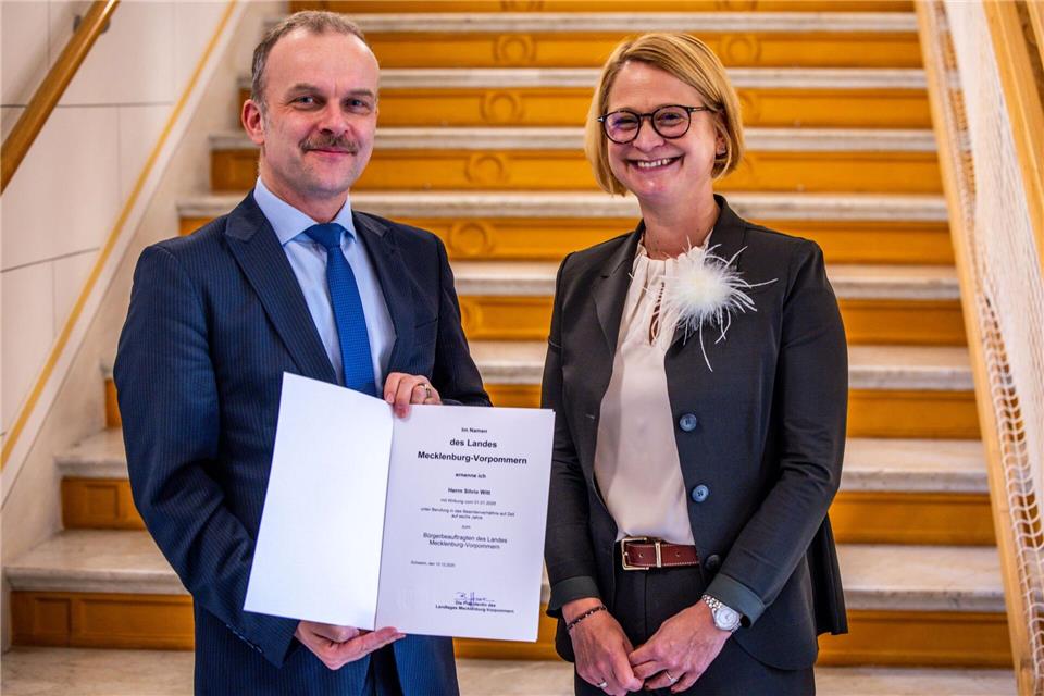 Silvio Witt tritt am 1. Januar 2026 das Amt des Bürgerbeauftragten Mecklenburg-Vorpommerns an. Die Ernennungsurkunde hat er schon. Jens Büttner/dpa