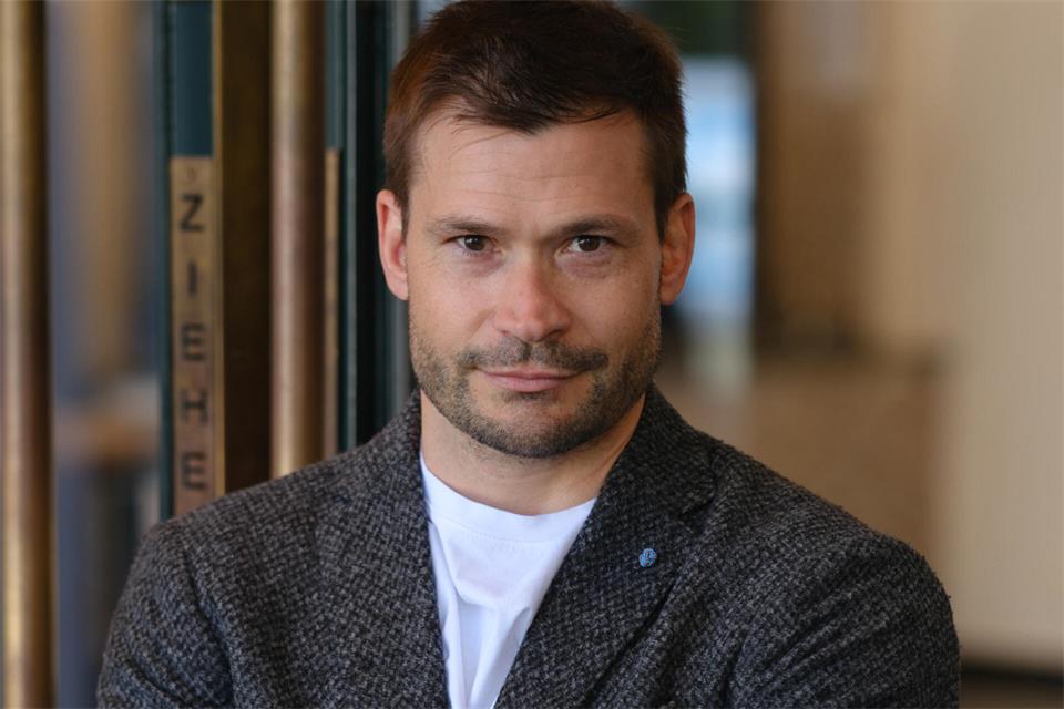 Simon Biallowons hält die Festpredigt am Sonntag. 
