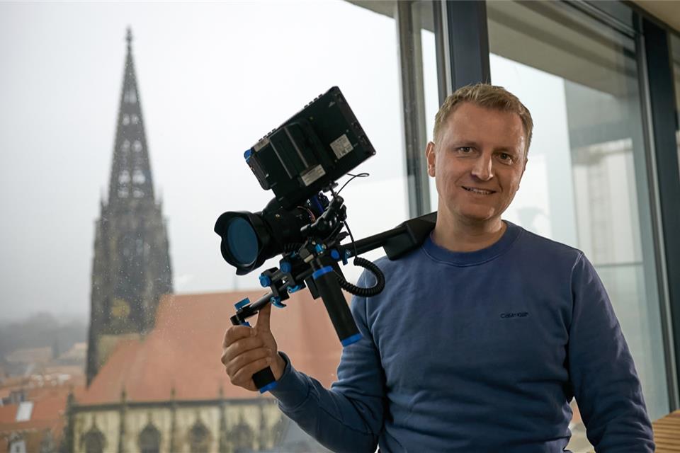 Simon Jöcker wird die Serie produzieren. 