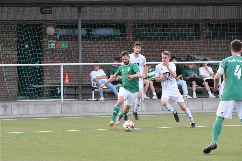 Simon Maas (links) und der A-Ligist TuS Velen haben einen Derbysieg gegen die SG Borken II fest im Visier.