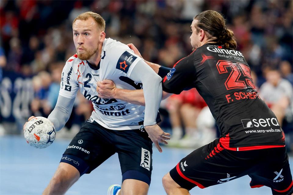 Simon Pytlick (l) und die SG Flensburg-Handewitt spielten in Lemgo. (Archivbild)Philipp Szyza/dpa