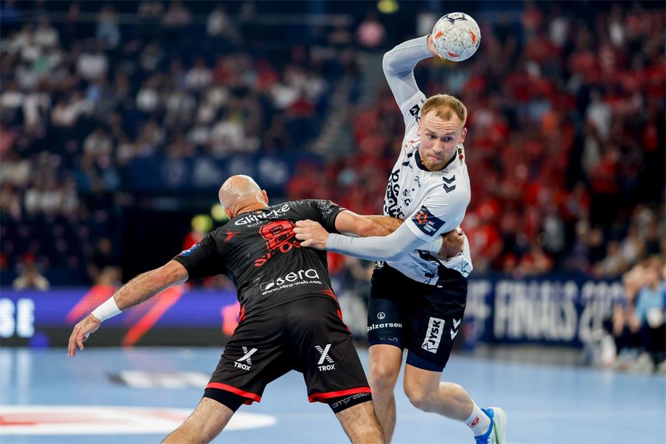 Simon Pytlick und die SG Flensburg-Handewitt spielten bei der TSV Hannover-Burgdorf. (Archivbild)Philipp Szyza/dpa