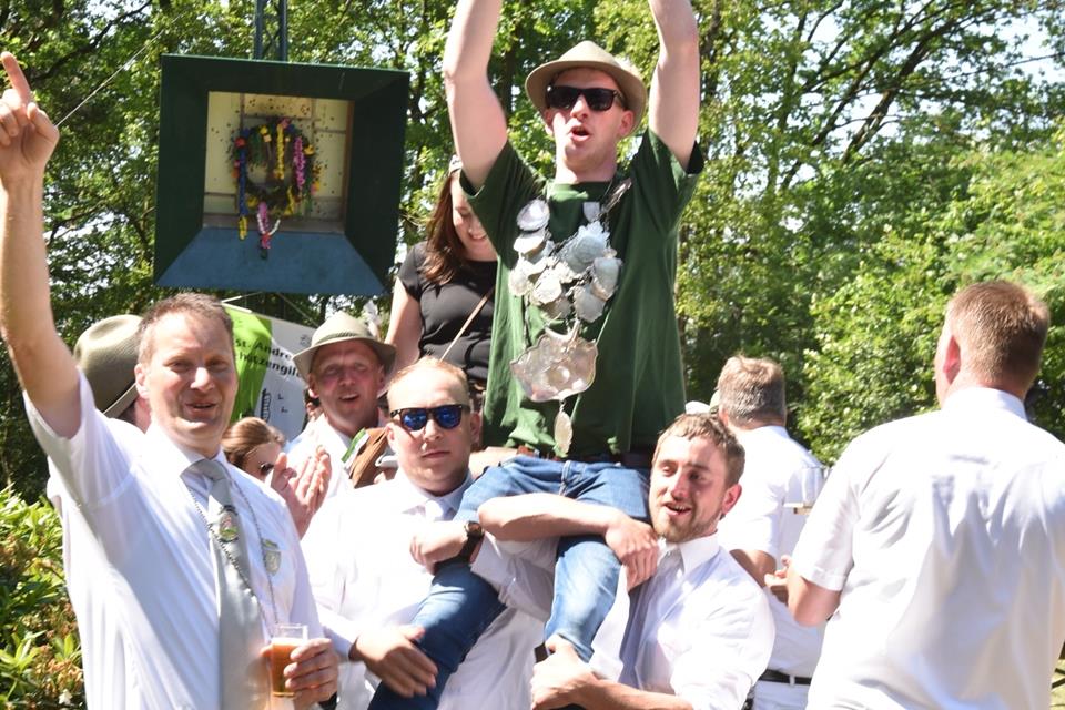 Simon Richels jubelt. Er ist der neue Schützenkönig in Nordvelen. 