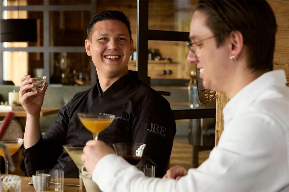 Simon Schlachter, Sternekoch im Allgäuer Restaurant „Pavo“, und sein Barchef Martin Masch setzen in der Menübegleitung ohne Alkohol zunehmend auf eigene Kreationen.Vivi D´Angelo/Südwest Verlag/dpa-tmn