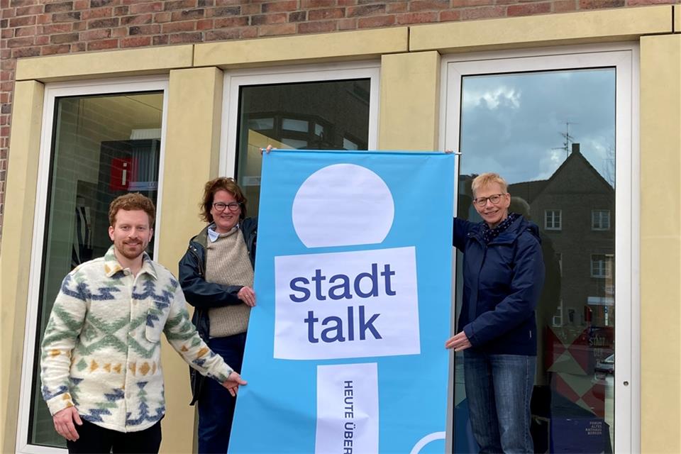 Simon Schwerhoff (Kulturbüro), Britta Kusch-Arnhold (FARB) und Angela Hoves (Remigius-Bücherei, von links) freuen sich auf den zweiten „Stadttalk“. 