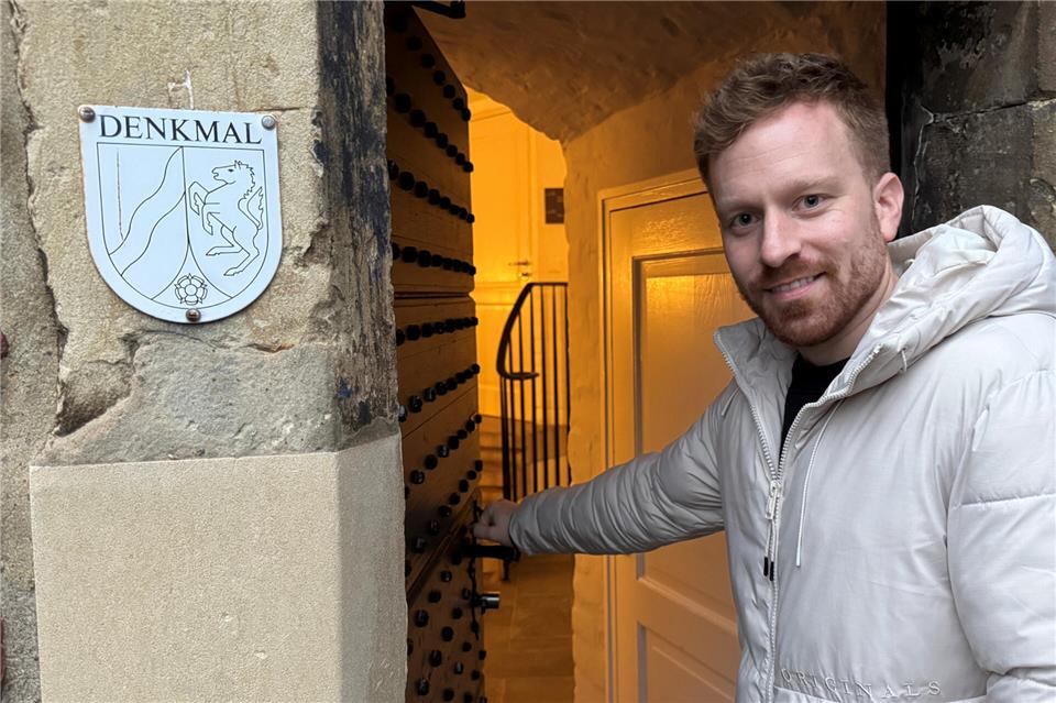 Simon Schwerhoff öffnet die Tür des denkmalgeschützten Turms.