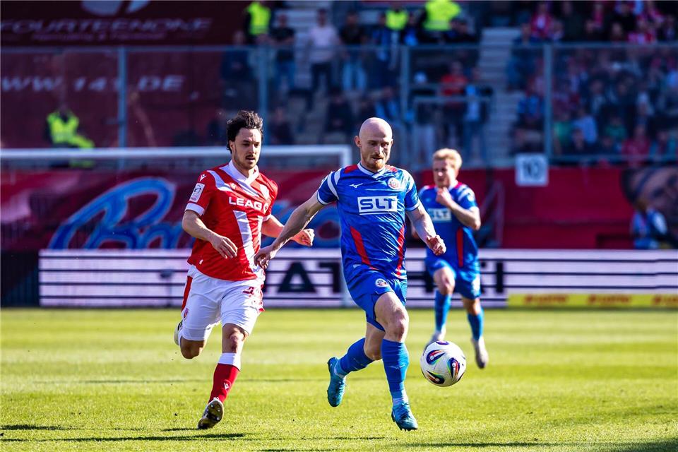 Simon Straudi (FC Energie Cottbus, l) unnd Maximilian Krauß (Hansa Rostock) kämpfen um den Ball.Frank Hammerschmidt/dpa