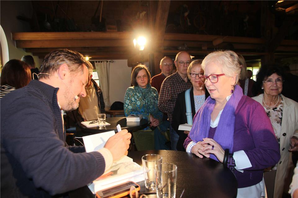 Simon Urban signierte nach der Lesung Bücher im Heimathaus in Marbeck.