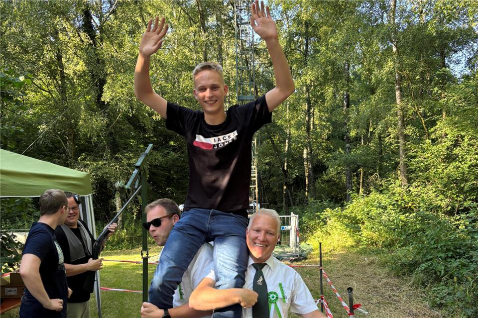 Simon Vogeshaus lässt sich als neuer Torfkönig feiern.
