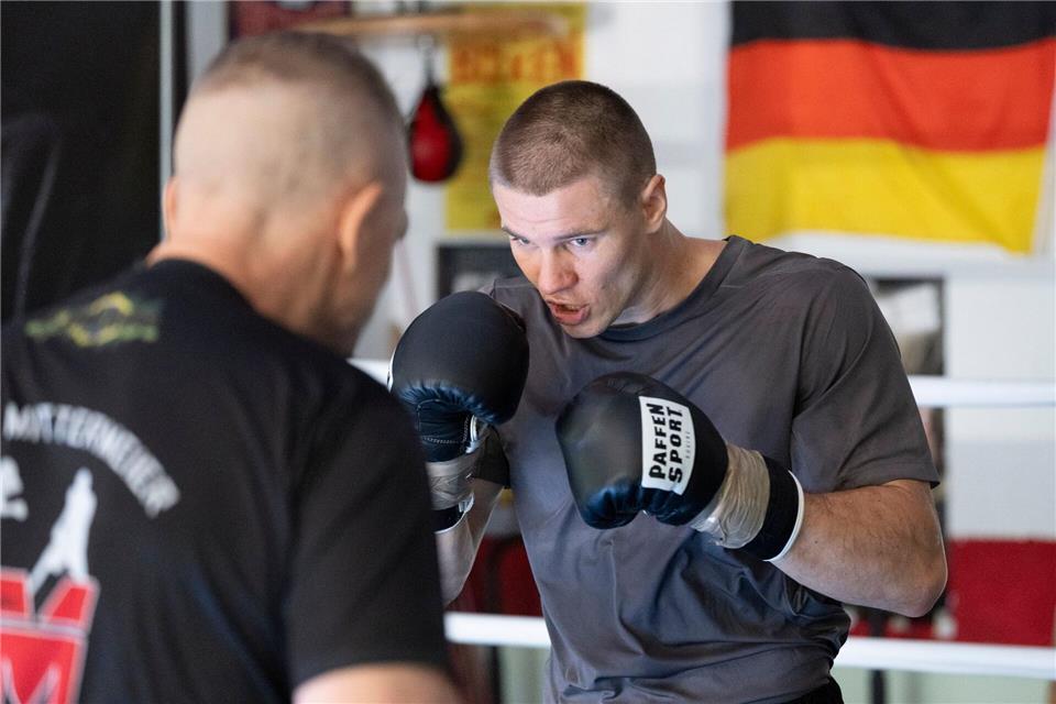Simon Zachenhuber (r) im Training. (Fotoproduktion)Marijan Murat/dpa