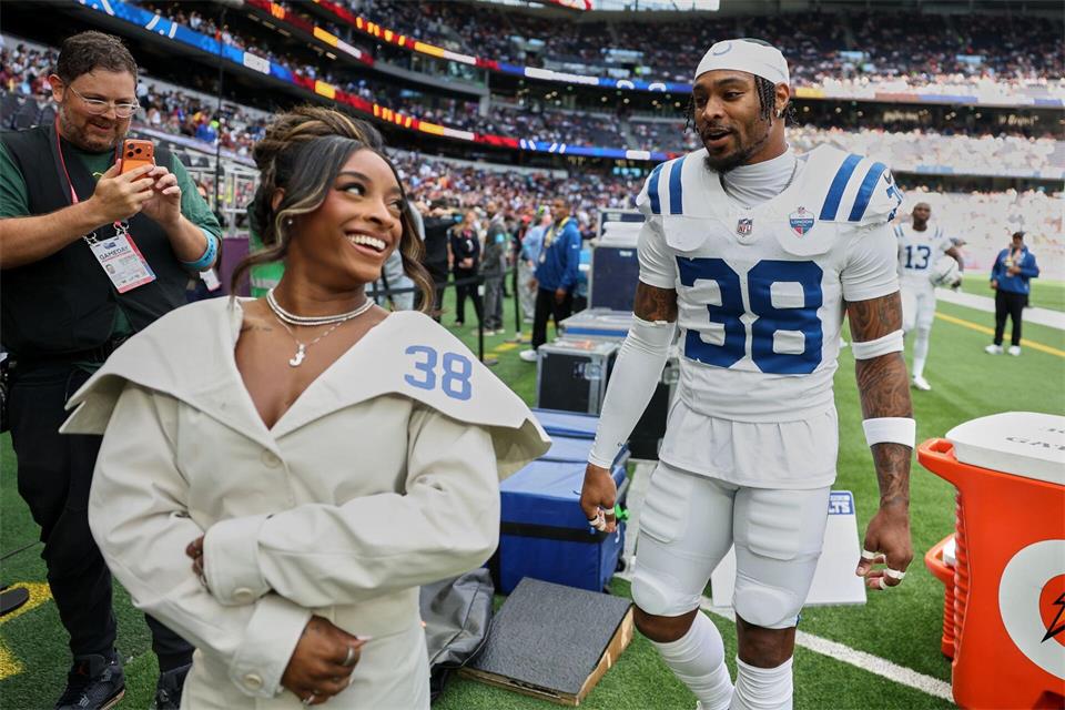 Simone Biles beim American Football mit ihrem Ehemann Jonathan Owens. (Archivbild)Ian Walton/AP/dpa