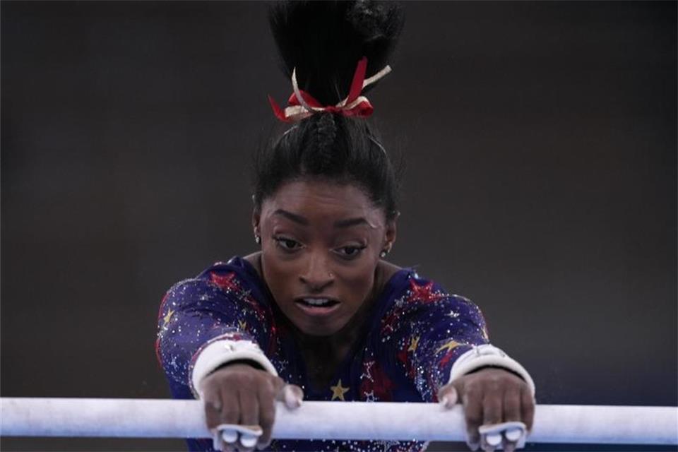Simone Biles kam mit den USA in der Qualifikation nur auf den zweiten Platz. Foto: Ashley Landis/AP/dpa