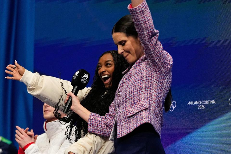 Simone Biles (l) schaute auch bei den Olympischen Winterspielen in Mailand vorbei. (Archivbild)Ashley Landis/AP/dpa
