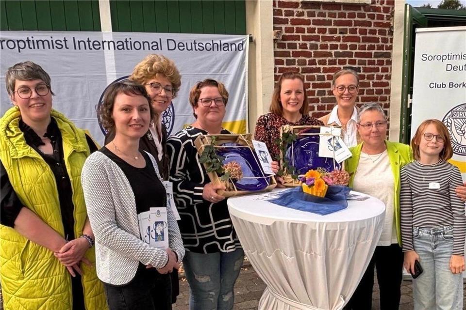 Simone Klapsing (4. v. l.) und Brigitte Rensing (5. v. l.) mit Tochter Emma (rechts) wurden am Sonntag von Astrid Rölfing, Sonja Leson, Dr. Elke Vieth ( Präsidentin), Heike Twyhues und Friederike Krämer-Brand vom Soroptimist Club Borken/ Westfalen als Alltagsheldinnen ausgezeichnet.