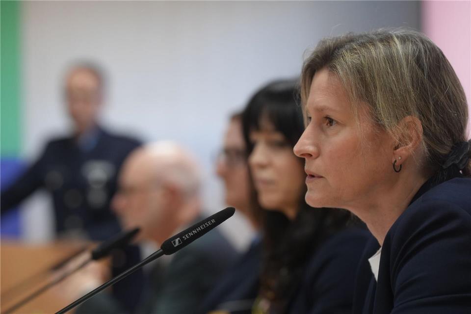 Simone Roeder von der Kripo Koblenz spricht bei der Pressekonferenz über die Ermittlungen.Thomas Frey/dpa