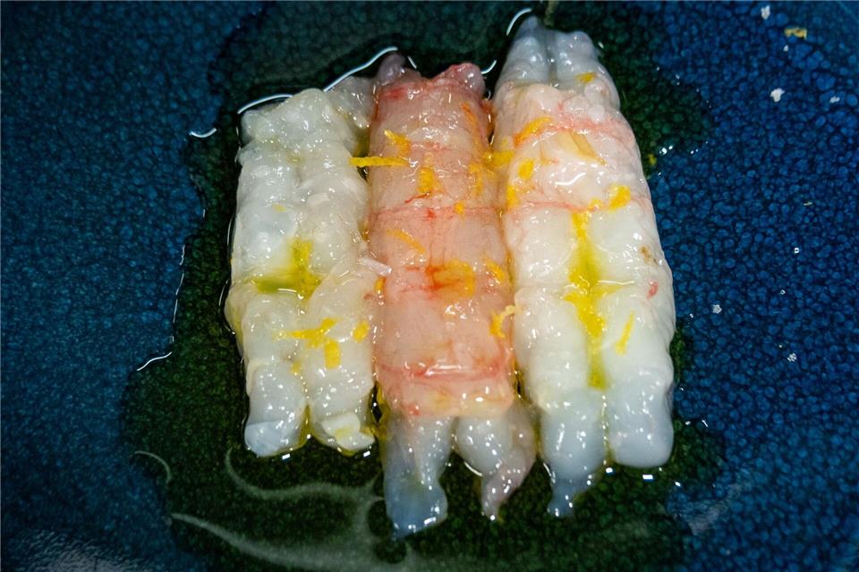 Simpel, aber effektvoll: Scampi-Filets werden in dünne Scheiben geschnitten und mit einem Spritzer Zitrone, etwas Meersalz, Zitronenabrieb und Olivenöl abgerundet. Andreas Drouve/dpa-tmn