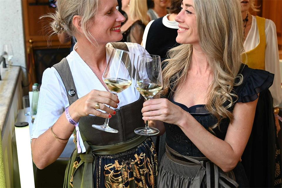 Sina Scherer (links) und Silke Völling veranstalten das lesbische WIesn-Event.Lucas Caspari/dpa