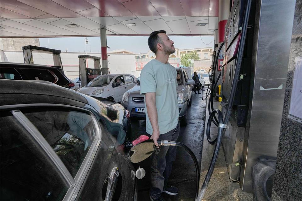 Sind Gerüchte in sozialen Medien der Grund für den Ansturm auf Tankstellen in Teheran? (Archivbild)Vahid Salemi/AP/dpa