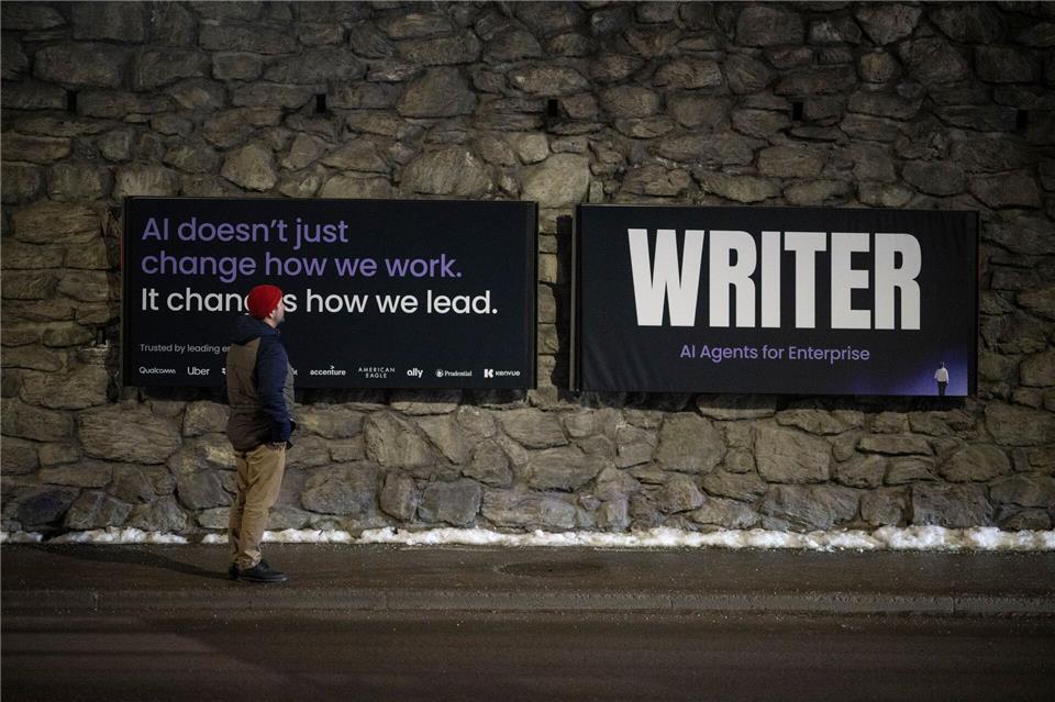 Sind Mitarbeiter geschult für den Umgang mit KI? Die Meinungen klaffen auseinander. (Archivbild)Gian Ehrenzeller/KEYSTONE/dpa