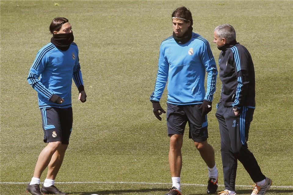Sind Mourinho (r) und Khedira (M) bald wieder in einem Team? (Archivbild)picture alliance / dpa