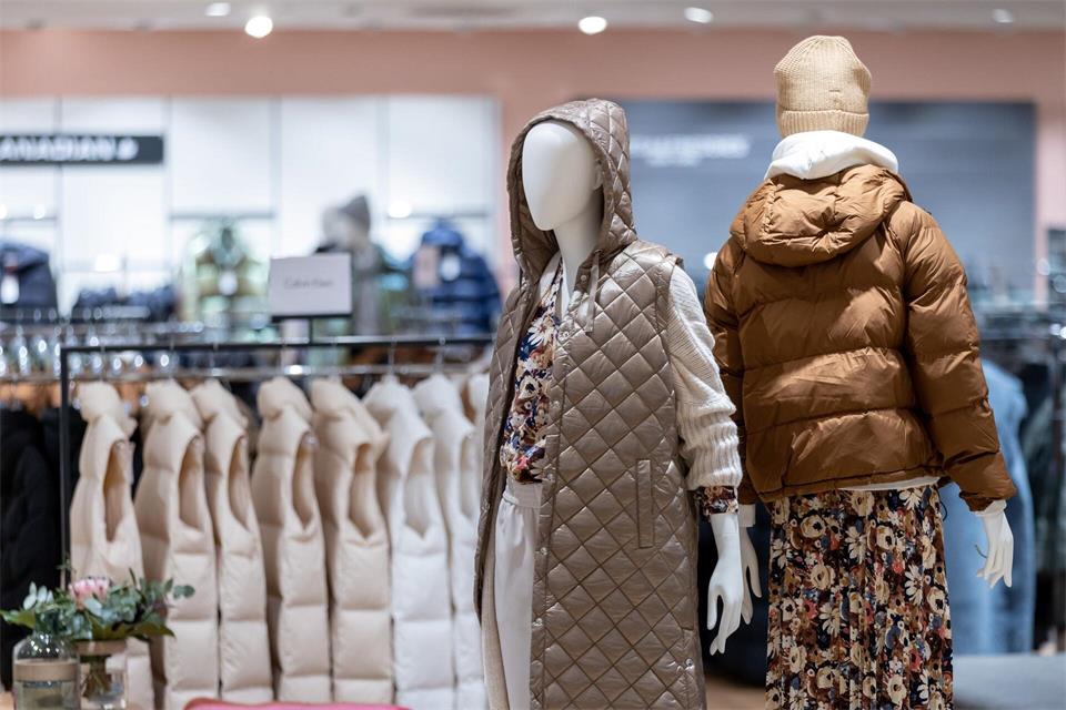 Sind Verkäufer künftig Mangelware in Geschäften? Gerade im Modehandel sind sie aus Sicht von Branchenexperten nach wie vor besonders wichtig. (Symbolbild)Daniel Karmann/dpa