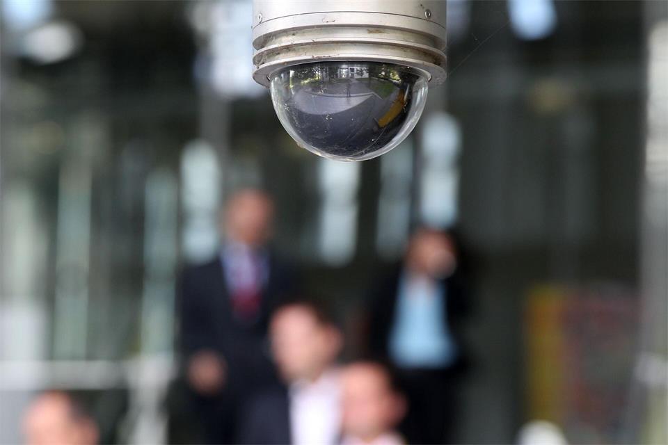 Sind Videokameras zwecks Überwachung am Arbeitsplatz installiert, muss der Arbeitgeber Beschäftigte darauf hinweisen.Oliver Berg/dpa/dpa-tmn