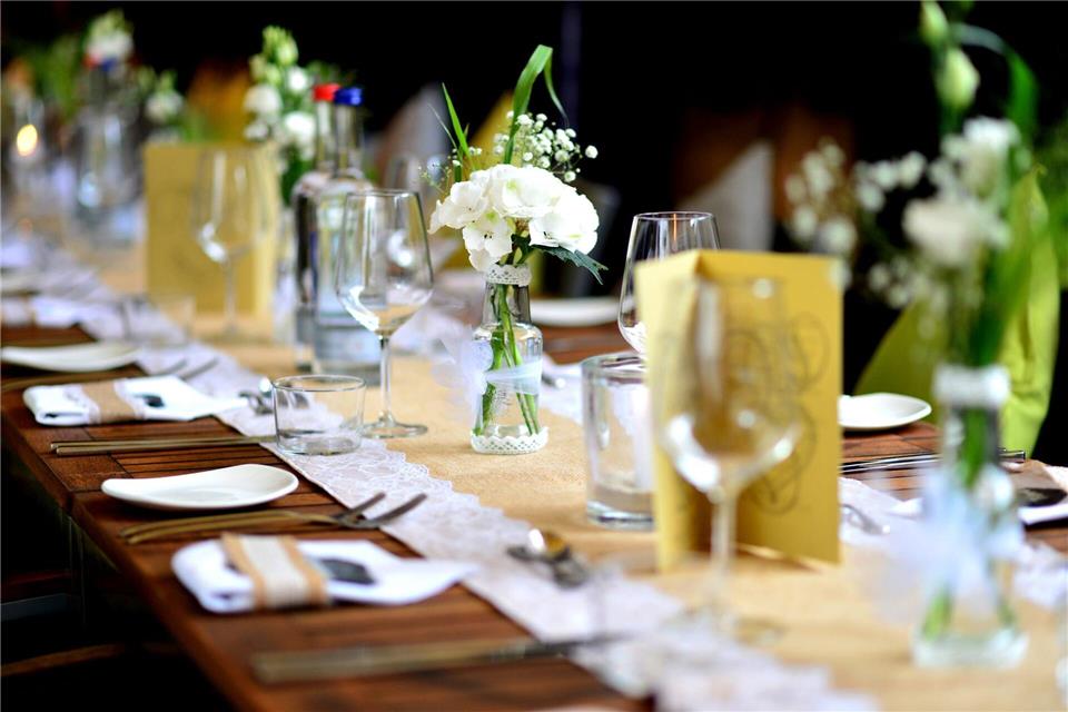 Sind der oder die Ex und der alte Freundeskreis bei der Hochzeit dabei, sollte das bei der Planung der Sitzordnung einfühlsam berücksichtigt werden. picture alliance / Hauke-Christian Dittrich