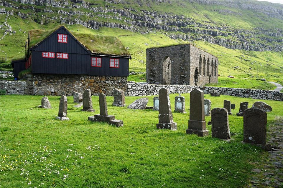 Sind direkte Nachbarn: der Kirkjubøargarður und die Ruine des Magnusdoms.Born 2 Travel/@born2travelit/Faroephoto.com/dpa-tmn