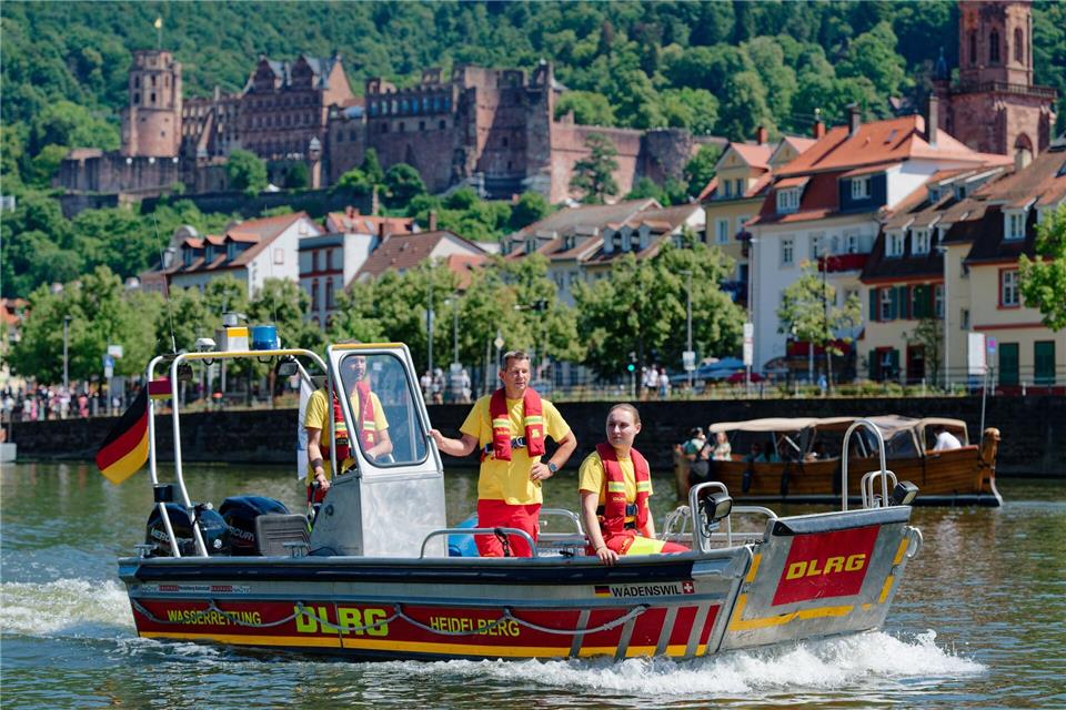 Sind hier alle sicher unterwegs? Alexander Walter fährt mit DLRG-Kollegen mit einer Bootsstreife über den Neckar. Uwe Anspach/dpa