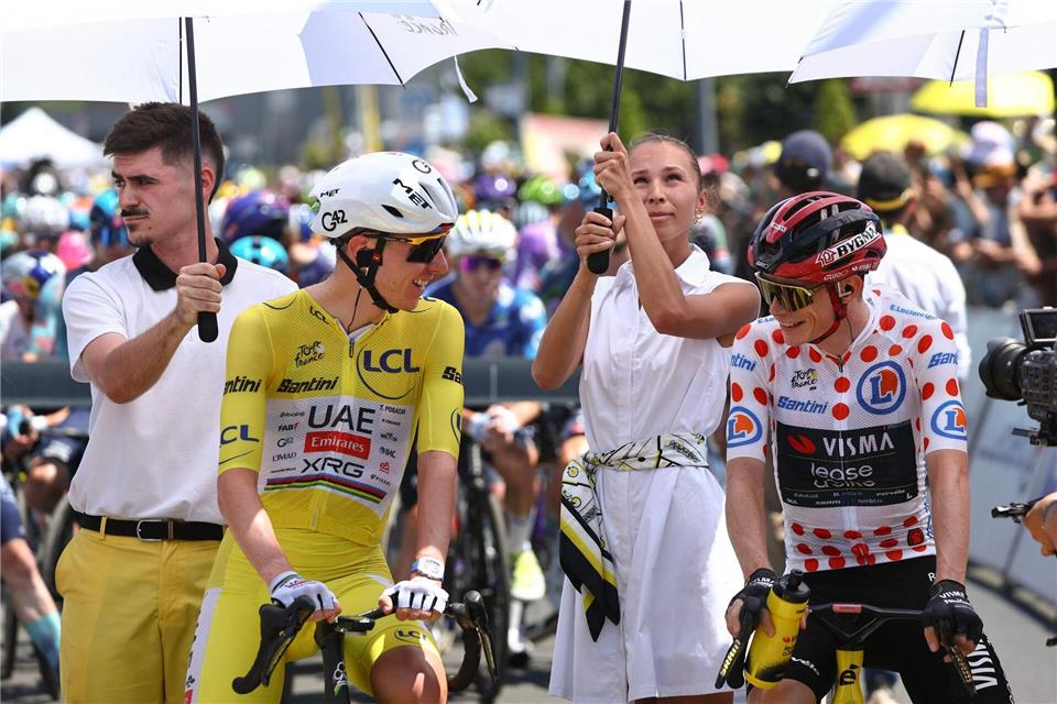 Sind seit Jahren Rivalen: Tadej Pogacar (l) und Jonas Vingegaard. Anne-Christine Poujoulat/AFP/dpa