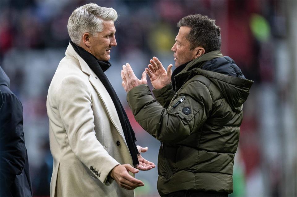 Sind sich nicht einig: Bastian Schweinsteiger (l) und Lothar Matthäus. (Archivbild)Tom Weller/dpa