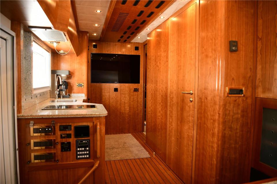 Sind wir im Luxushotel gelandet? Nö, so sieht’s in der Kabine aus, die der kernige Laster huckepack trägt.Fabian Hoberg/dpa-tmn