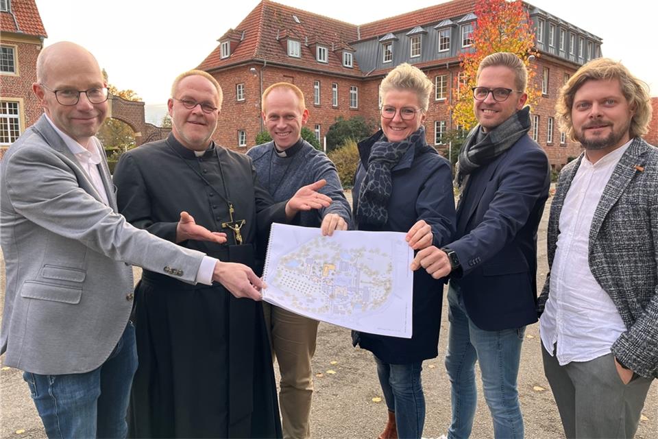 Sind zufrieden mit den Plänen (von links): Architekt Tobias Fleuth, Pater Felix Rehbock, Pater Norbert Wilczek, Michaela Schneider und André Krome (Wohnfit GbR) sowie Architekt Tobias Mauritz