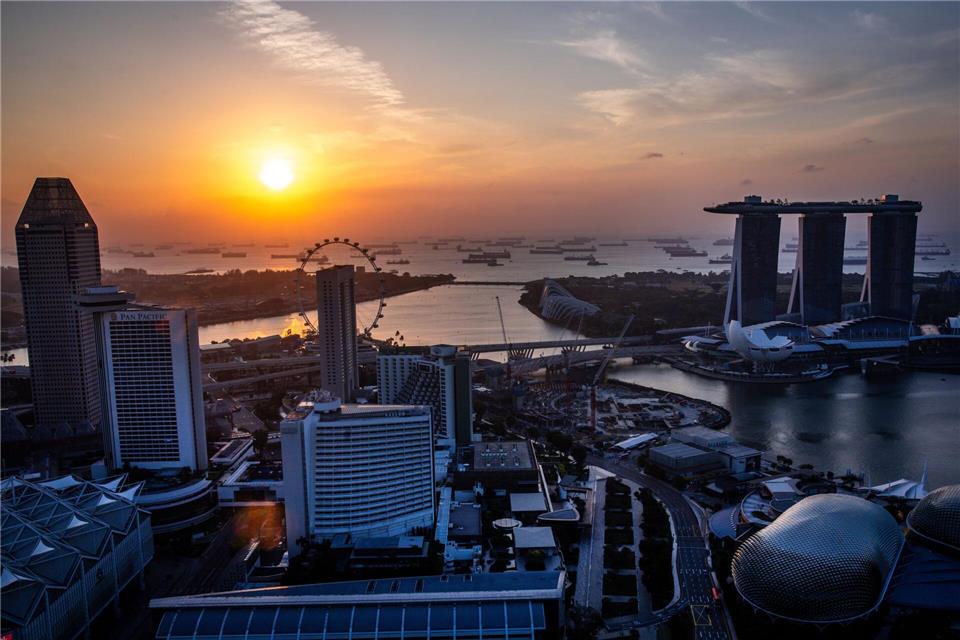 Singapur gilt als wichtiger Knotenpunkt der globalen Infrastruktur. Angesichts der unkalkulierbaren Handels- und Zollpolitik von US-Präsident Donald Trump sucht Außenminister Johann Wadephul (CDU) auch hier verlässliche Partner für eine regelbasierte Zusammenarbeit.Jens Büttner/dpa